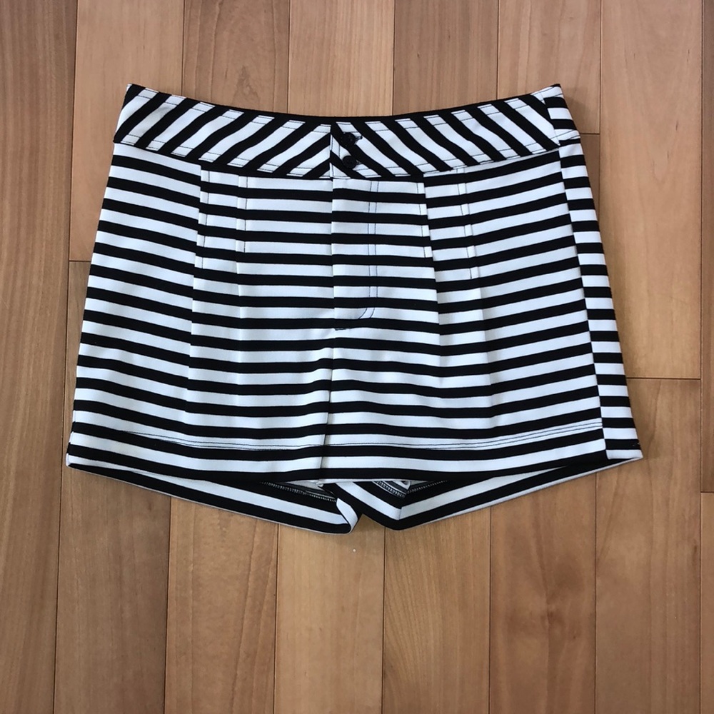 Gianni Bini Black & White stripe shorts 💜 Small